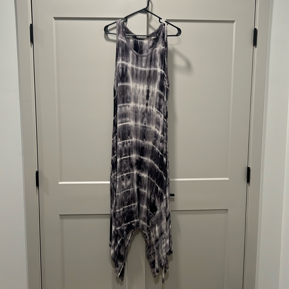 Women’s Dress-Size Medium. Fits more like a large.